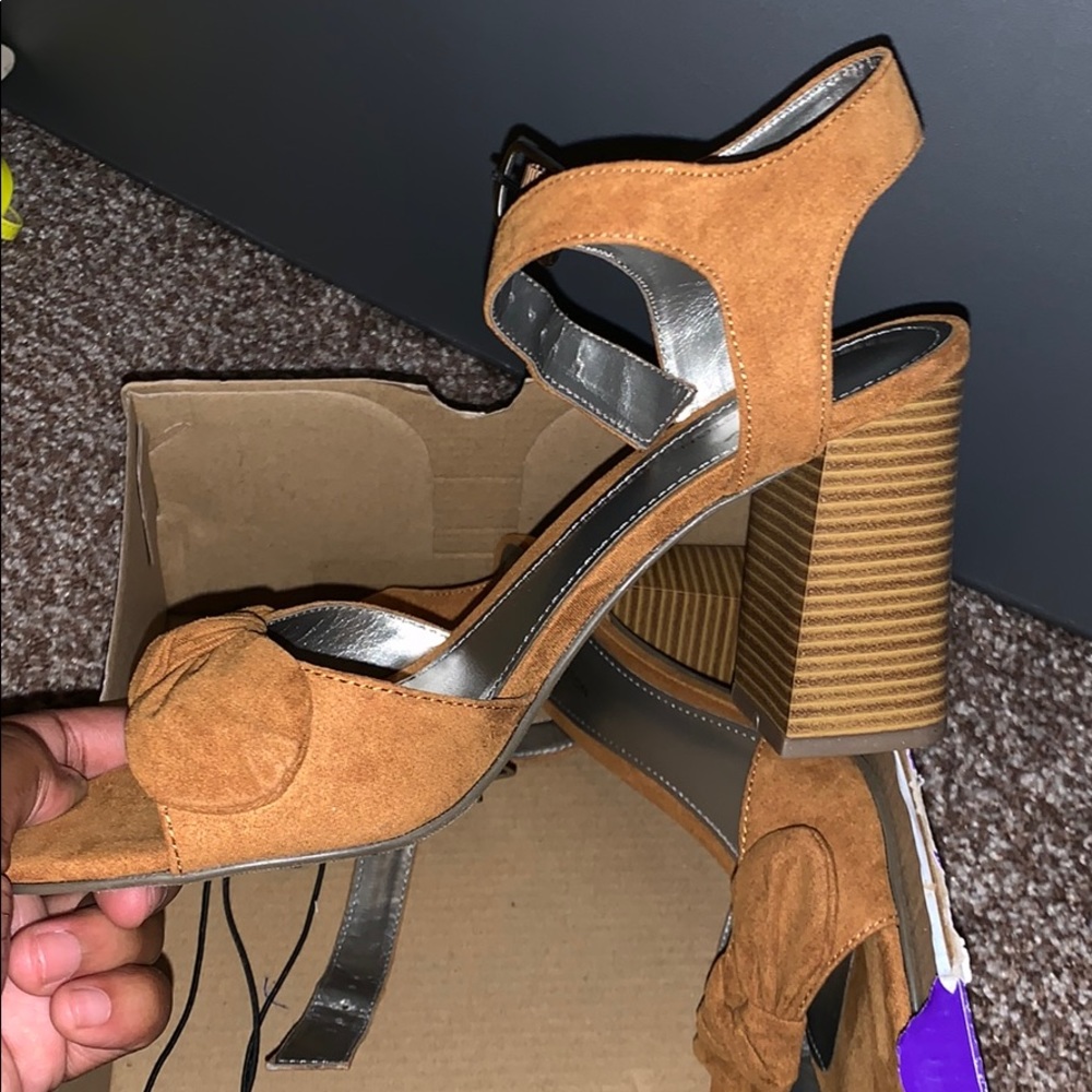 Heels - Picture 3 of 4